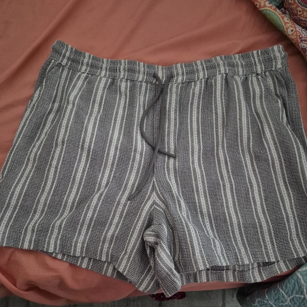 No Boundaries Men's Gray and White Knit Shorts